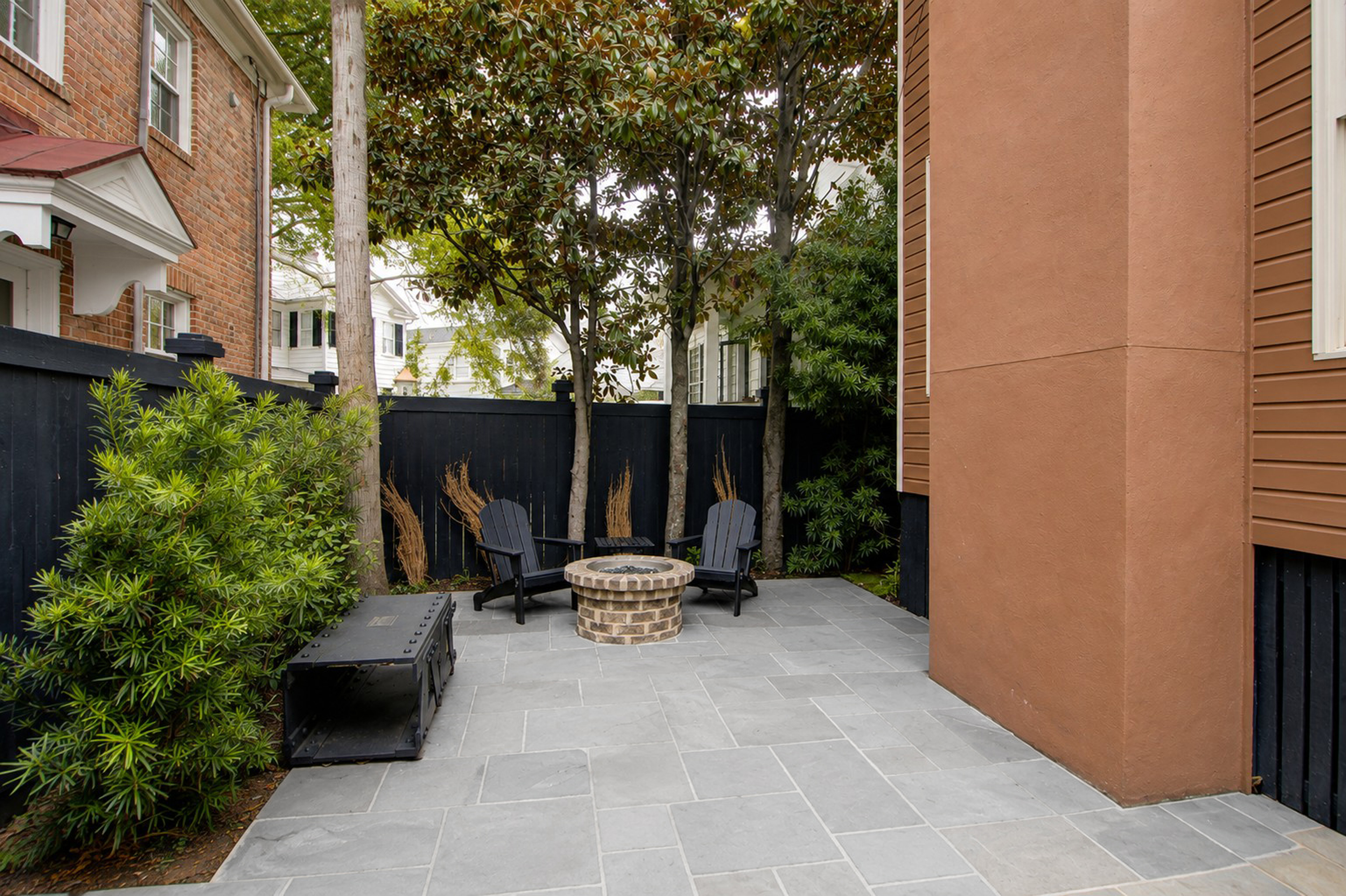 Gated courtyard and outdoor living at 173 Tradd Street
